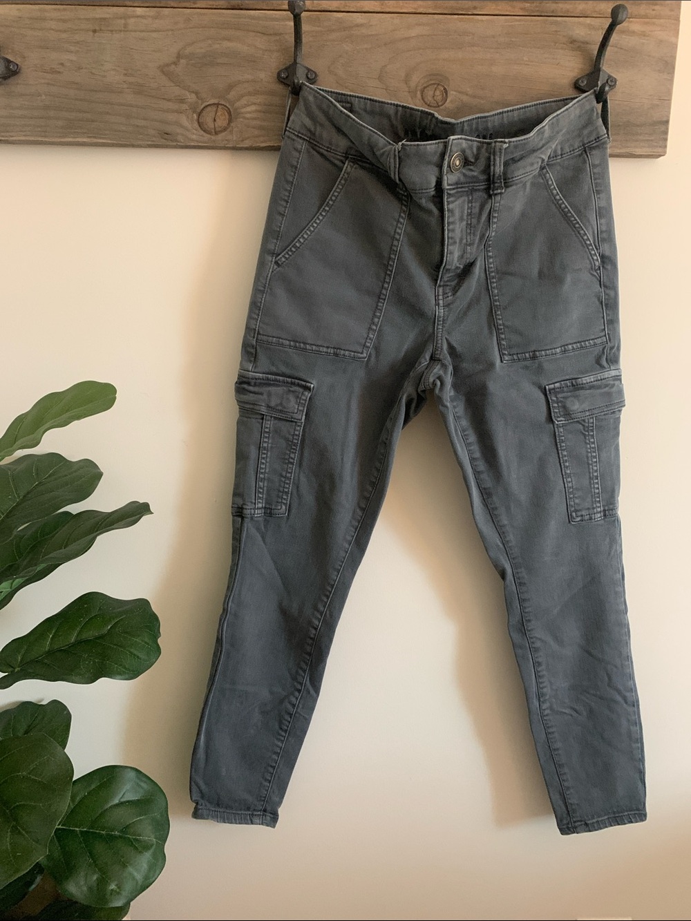 American Eagle Outfitters Gray Cropped Cargo Jeans